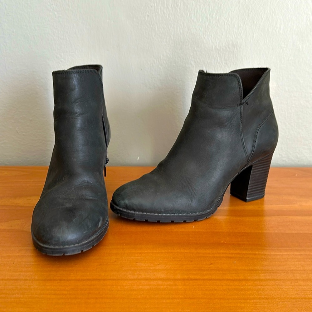 Clark’s boots US womens 10 (runs very small)